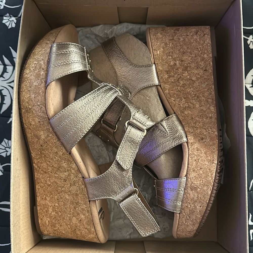 Clarks - Gold/Bronze Metallic Cork Wedge - Clarks “Annadel” Size Women’s 11W NWB - Picture 3 of 10